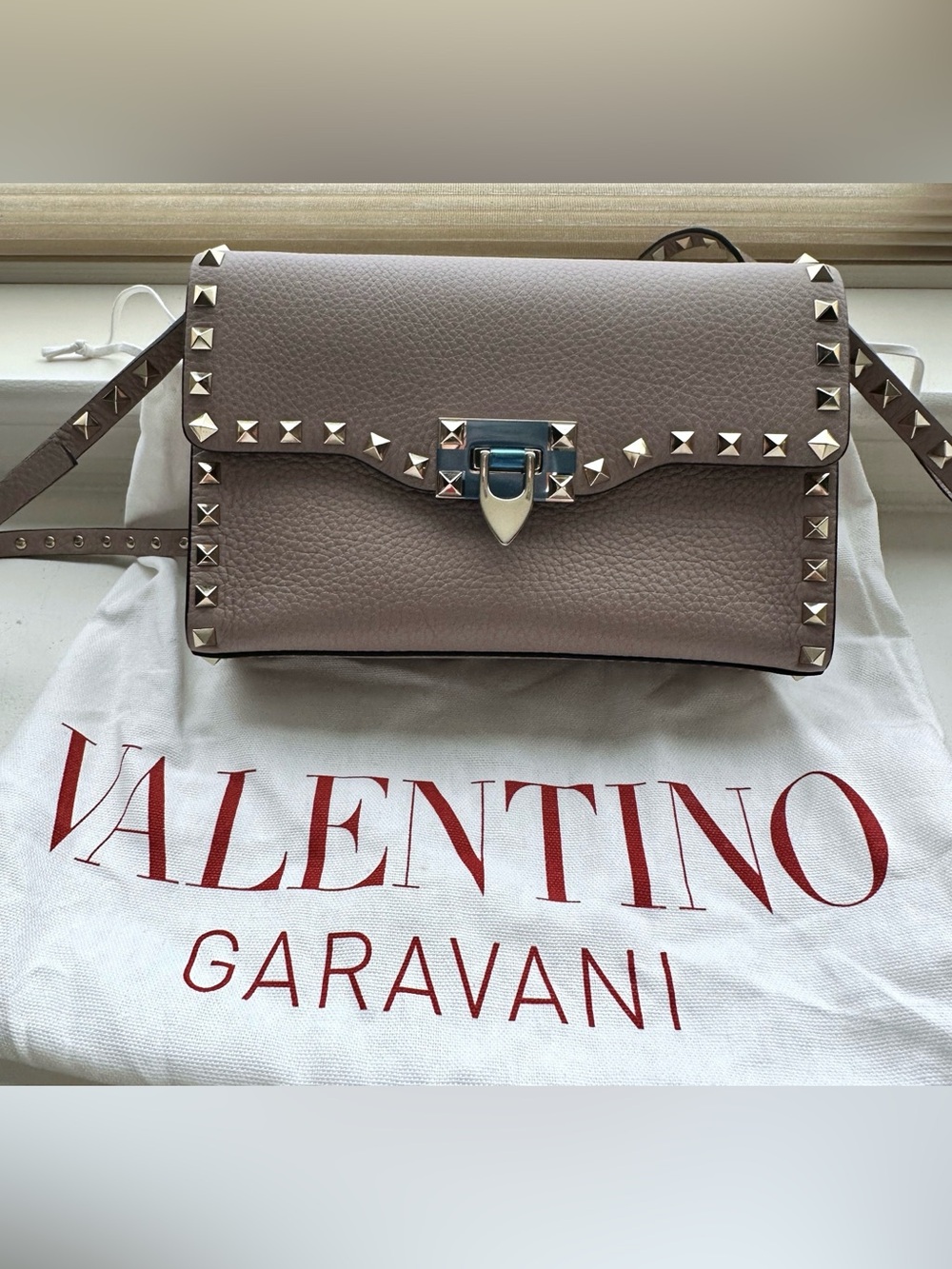 😍Valentino Garavani Rockstud Medium Shoulder Bag.  NWT Neutral color